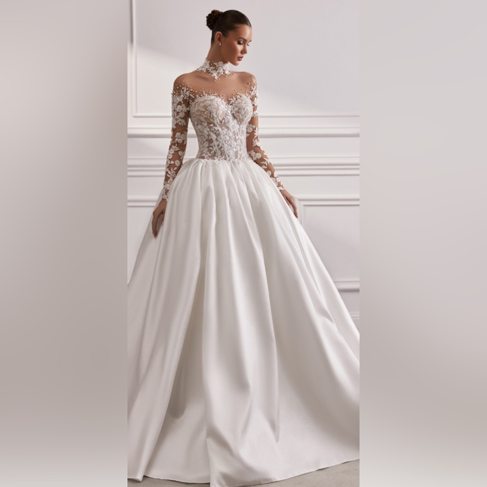 Elegant Ivory Lace Wedding Dress.  Size 10.  Q102